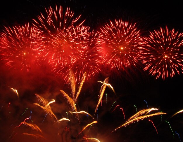 Bellissimi fuochi d'artificio tradizionali durante la festa del villaggio locale di pirotecnica a Mqabba, Malta