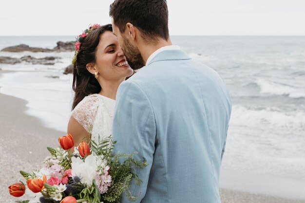 Bellissimi marito e moglie in posa sulla spiaggia