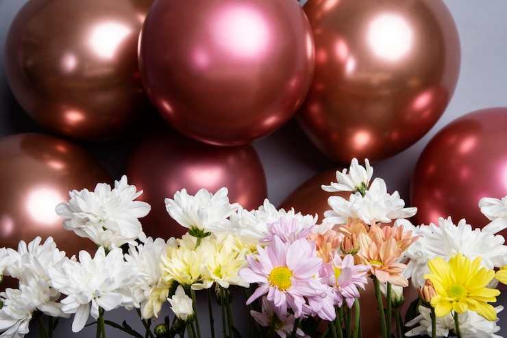 Foto gratuito bellissimi palloncini metallici con fiori