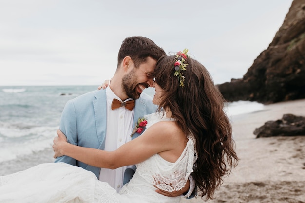 Bellissimi sposi in spiaggia