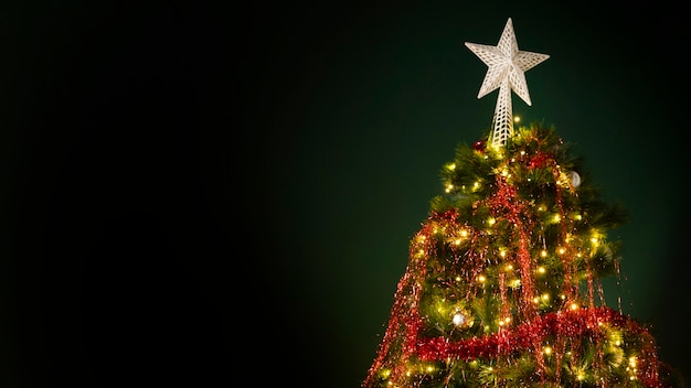 Bellissimo albero di Natale con copia spazio