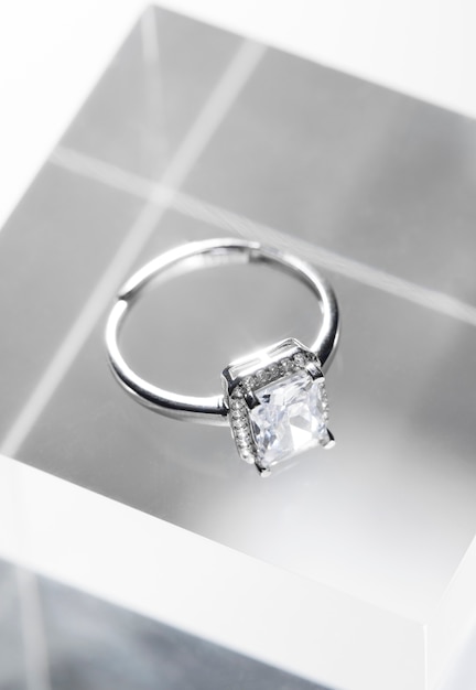 Bellissimo anello di fidanzamento con diamanti