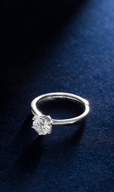 Bellissimo anello di fidanzamento con diamanti