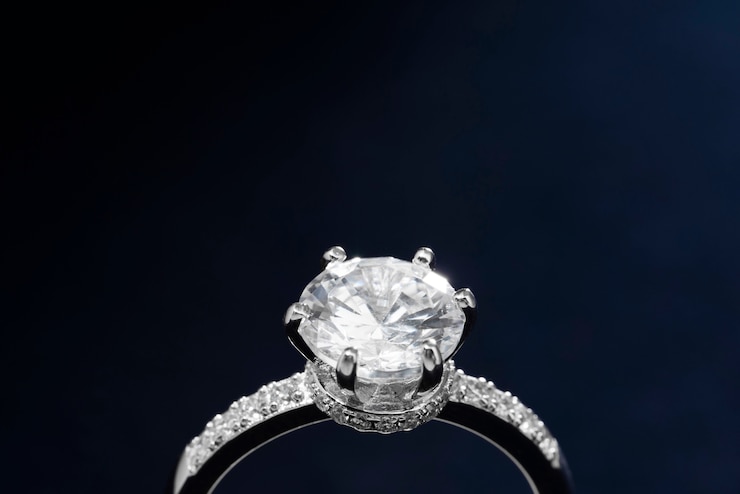Foto gratuito bellissimo anello di fidanzamento con diamanti