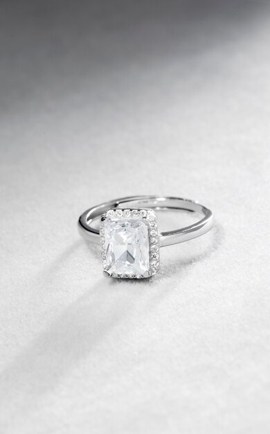 Bellissimo anello di fidanzamento con diamanti