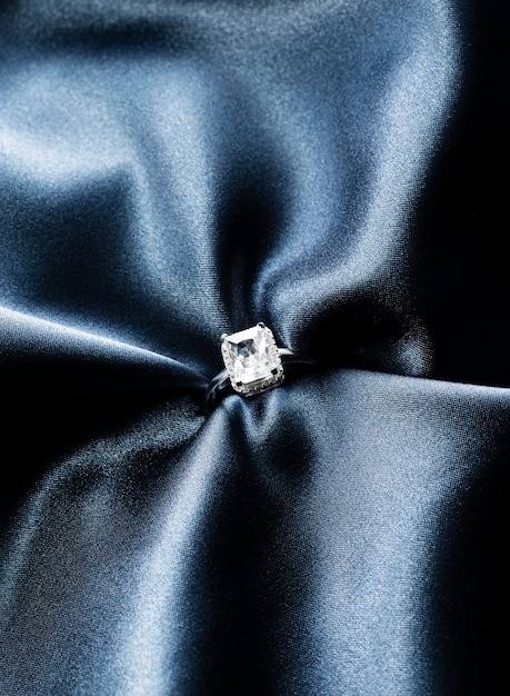 Bellissimo anello di fidanzamento con diamanti