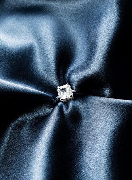 Bellissimo anello di fidanzamento con diamanti