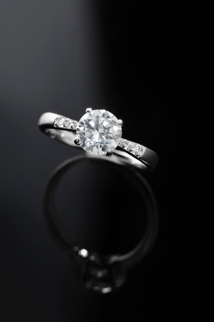 Foto gratuito bellissimo anello di fidanzamento con diamanti