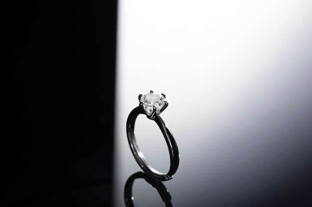 Bellissimo anello di fidanzamento con diamanti