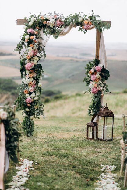 Bellissimo arco decorato con composizione floreale all'aperto