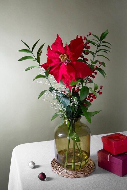 Bellissimo arrangiamento di poinsettia con regalo