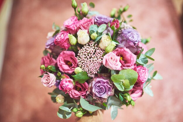 Bellissimo bouquet da sposa legato con nastri di seta e pizzo con una chiave a forma di cuore.