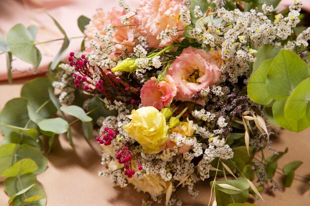 Bellissimo bouquet di fiori boho ad alto angolo