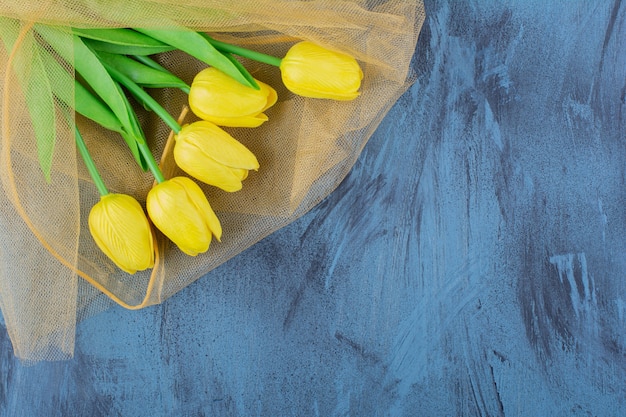 Bellissimo bouquet di tulipani gialli freschi sull'azzurro.