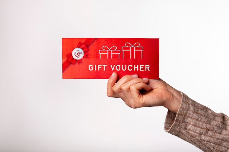 Foto gratuito bellissimo buono regalo con la mano
