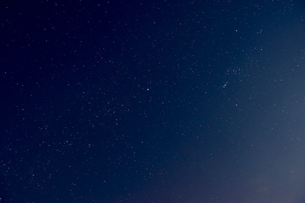 Bellissimo cielo notturno con stelle lucenti