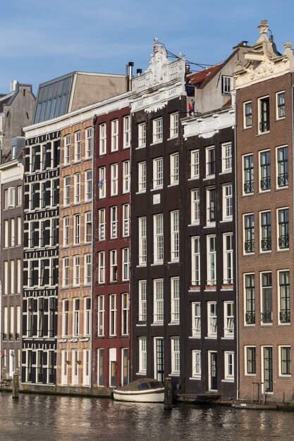 Bellissimo colpo di edifici colorati ad Amsterdam, Paesi Bassi