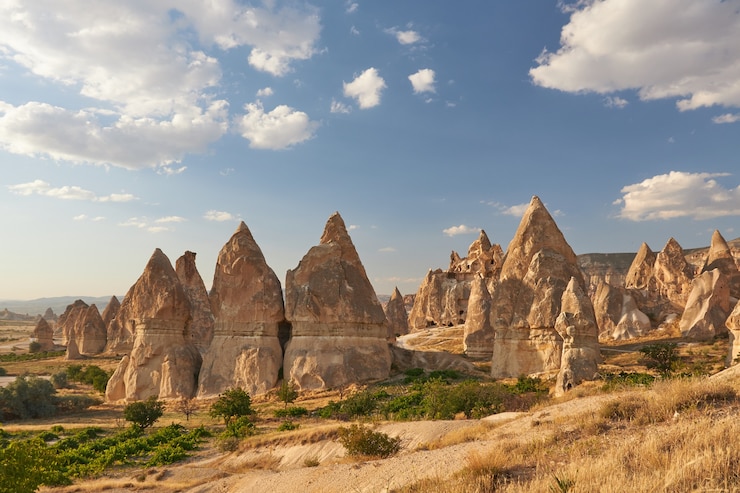 Foto gratuito bellissimo colpo di formazione rocciosa sotto un cielo blu in turchia