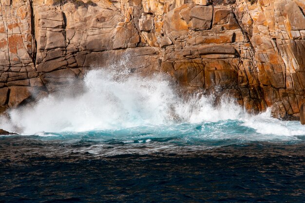 Bellissimo colpo di forti onde del mare che si infrangono sulla scogliera