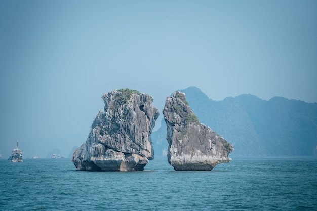 Bellissimo colpo di Kissing Rocks nella baia di Ha Long in Vietnam