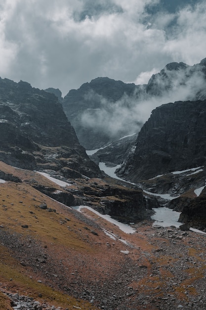 Bellissimo colpo di nebbiose montagne rocciose