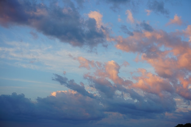 Bellissimo colpo di nuvole in un cielo azzurro