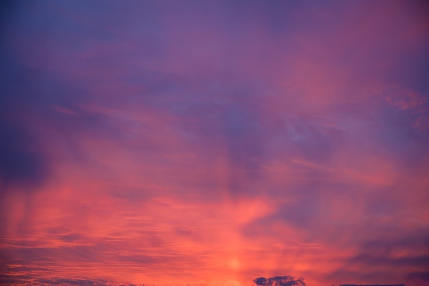 Bellissimo colpo di nuvole rosa in un cielo azzurro con uno scenario di alba