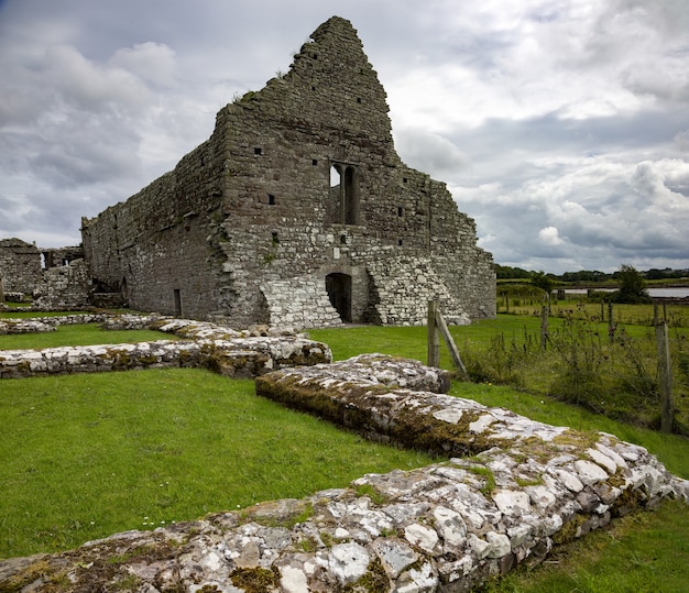 Bellissimo colpo di rovine della chiesa nella contea di mayo, irlanda