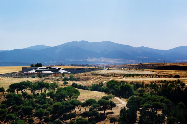 Bellissimo colpo di valle verde e gialla con le montagne sullo sfondo a Segovia, in Spagna