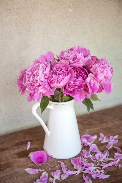 Bellissimo colpo verticale di peonie in un vaso - concetto romantico