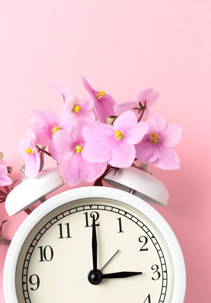 Bellissimo concetto di cambiamento di tempo primaverile