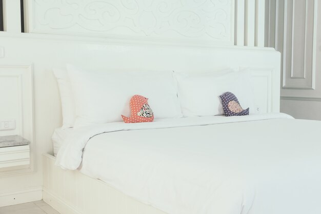 Bellissimo cuscino bianco di lusso sul letto