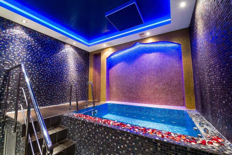Foto gratuito bellissimo design di una piccola piscina coperta