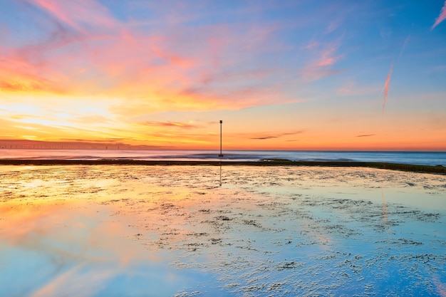 Bellissimo e colorato cielo nuvoloso