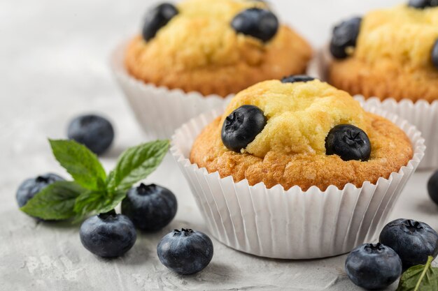 Bellissimo e delizioso dessert ai mirtilli