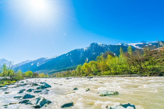 Bellissimo fiume e neve coperto montagne paesaggio dello stato di Kashmir, India