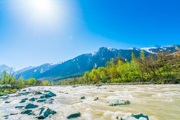 Bellissimo fiume e neve coperto montagne paesaggio dello stato di Kashmir, India