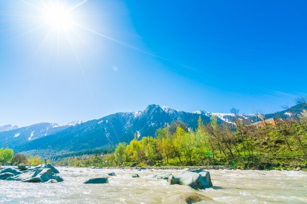 Bellissimo fiume e neve coperto montagne paesaggio dello stato di Kashmir, India.