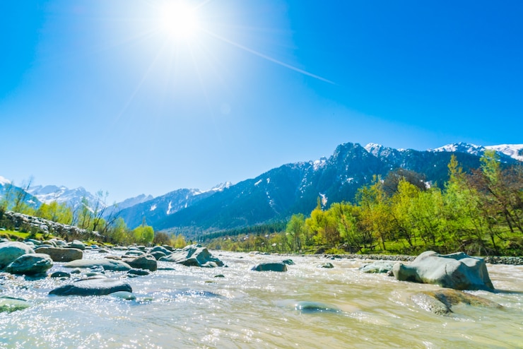 Foto gratuito bellissimo fiume e neve coperto montagne paesaggio dello stato di kashmir, india.