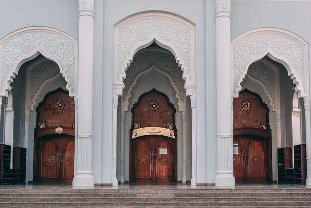 Bellissimo il design dell'ingresso principale di un edificio della moschea