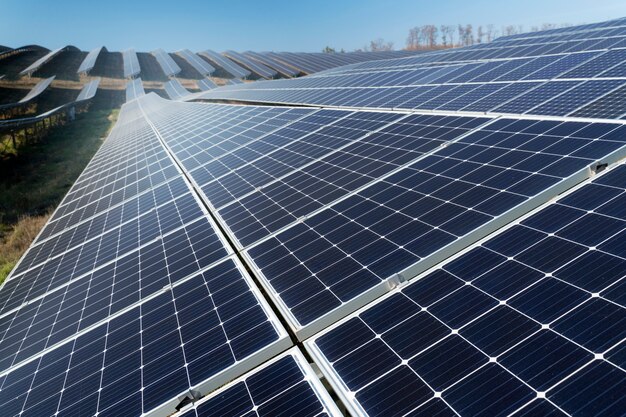 Bellissimo impianto di energia alternativa con pannelli solari