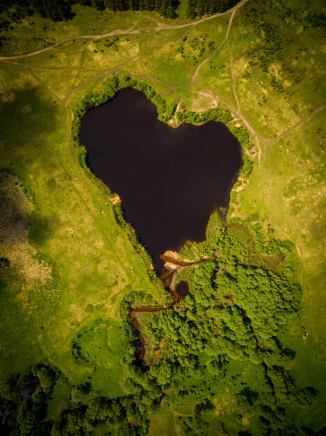 Bellissimo lago a forma di cuore
