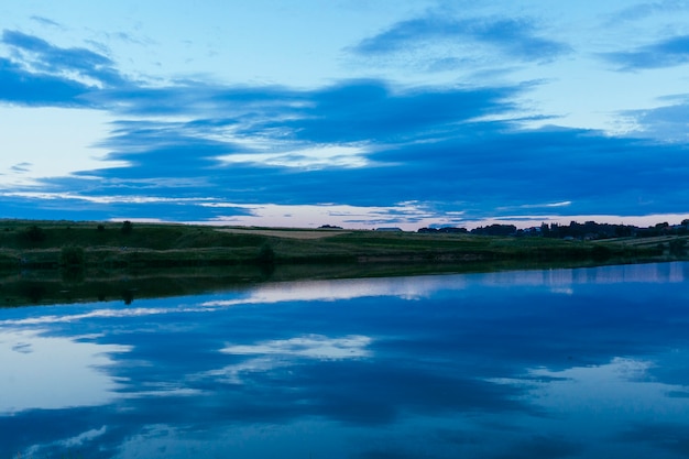 Bellissimo lago blu con la riflessione del cielo