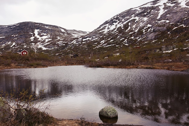 Bellissimo lago prima delle montagne coperte di neve