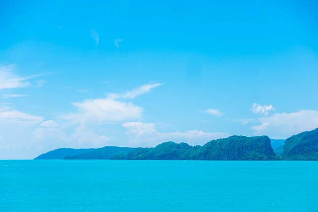 Bellissimo mare e oceano con nuvole su cielo blu