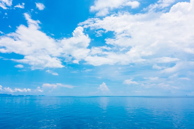 Bellissimo mare e oceano con nuvole su cielo blu