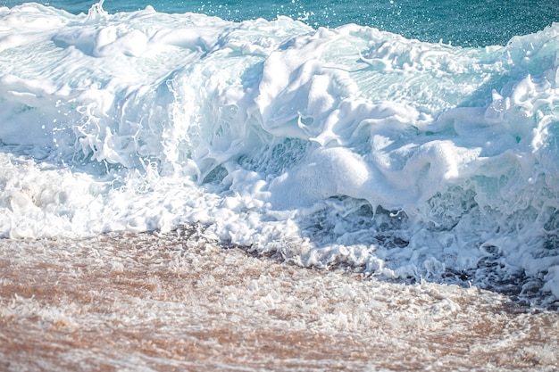 Bellissimo mare in tempesta con schiuma e onde del mare.