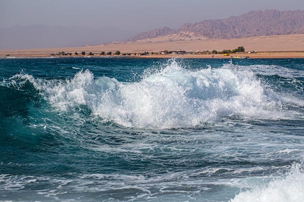 Bellissimo mare in tempesta con schiuma e onde del mare.