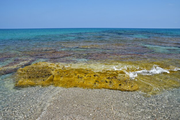 Bellissimo mare pulito e onde. Sfondo estivo per viaggi e vacanze. Grecia Creta .. Sce incredibile