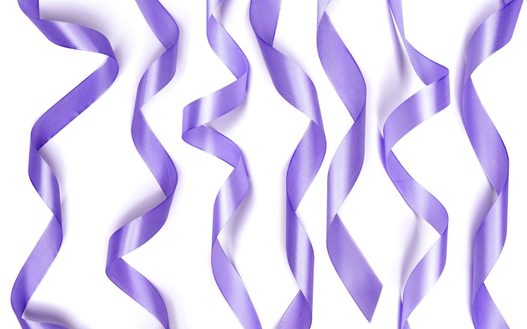 Foto gratuito bellissimo nastro di raso viola isolato su bianco